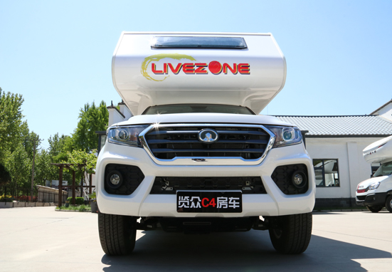 四驅、兩張超大床人床的房車，看這款