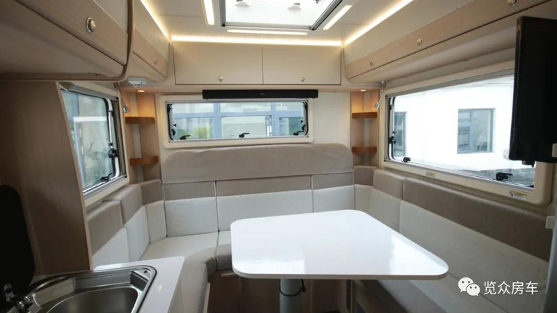 老人孩子房車旅行，選擇這款房車合適