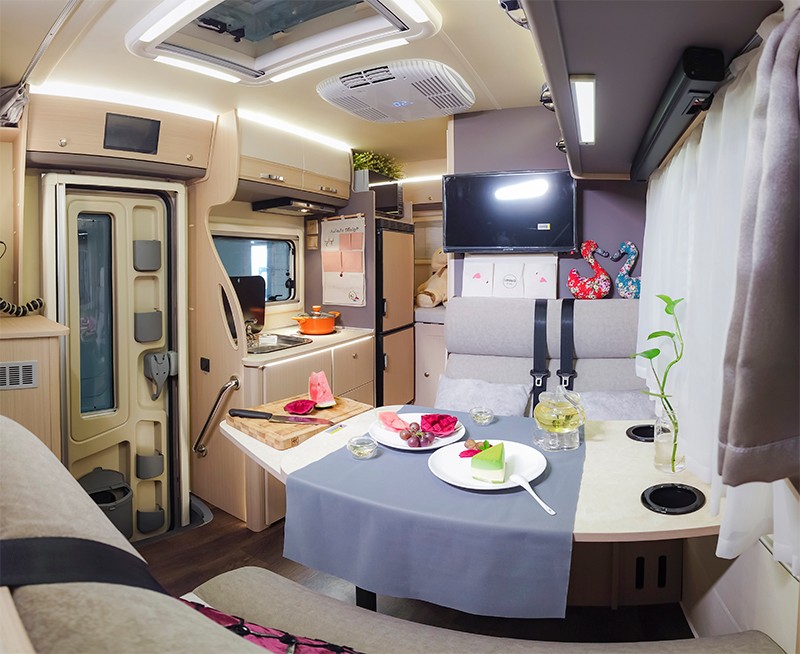 柴油四驅房車，這款還有超大床