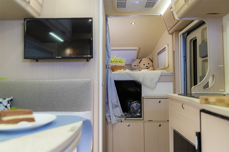 柴油四驅房車，這款還有超大床