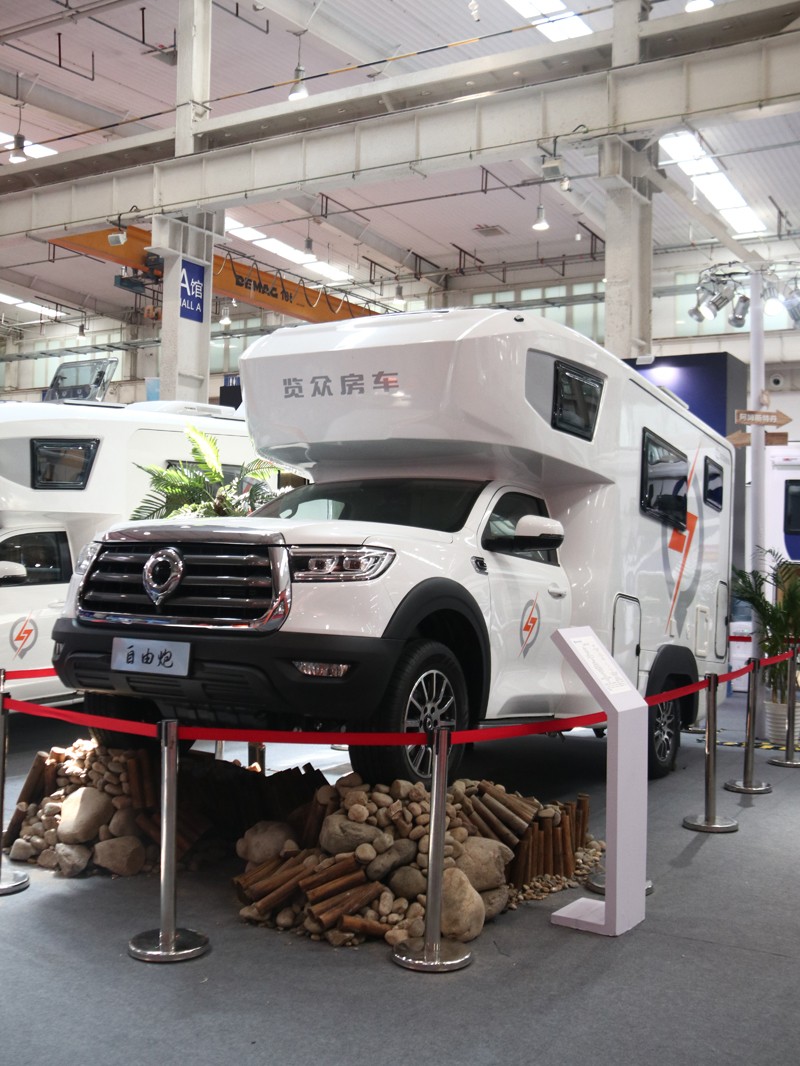 年度新車、自動檔、四驅，能選的房車