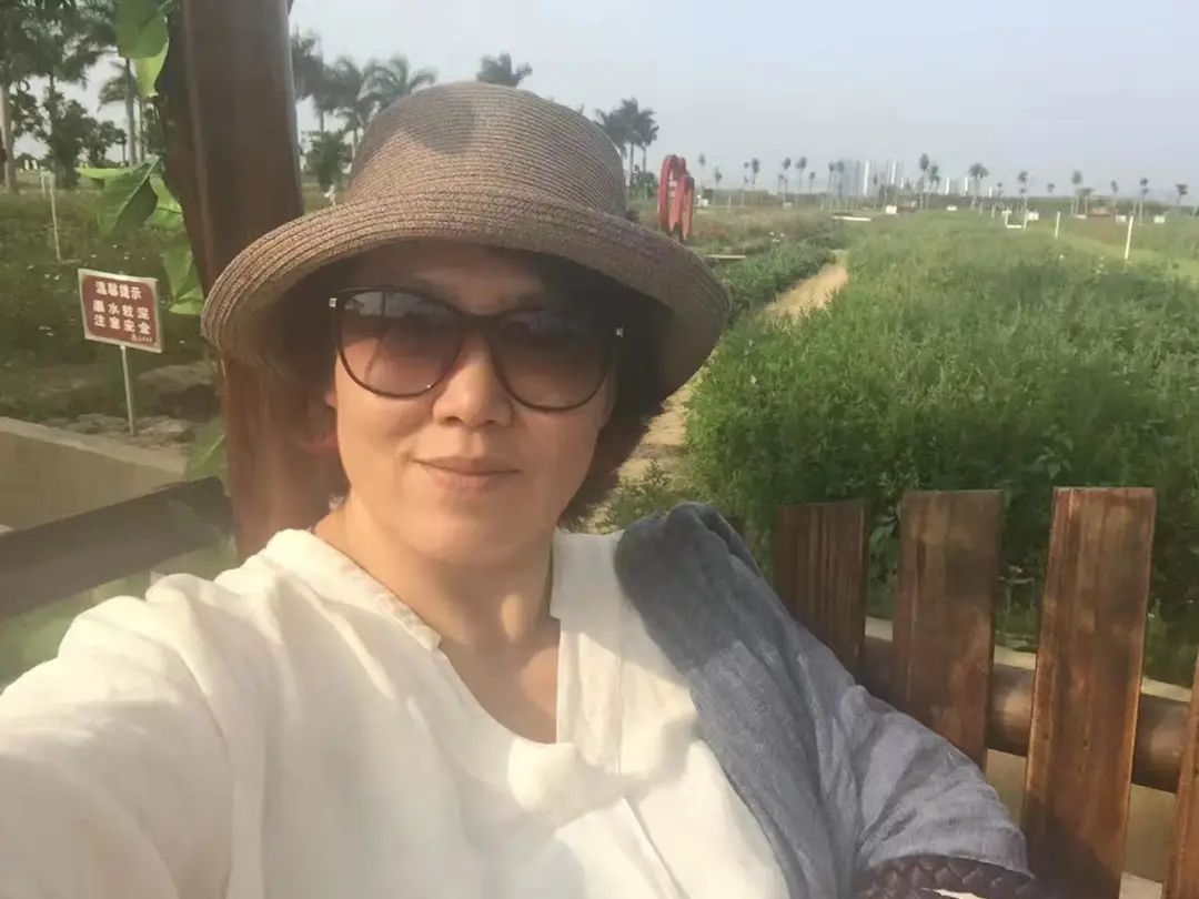 58歲的她，自駕房車旅居，一人兩犬，活成了自己喜歡的樣子
