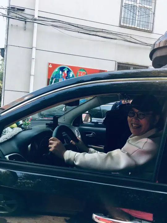 58歲的她，自駕房車旅居，一人兩犬，活成了自己喜歡的樣子