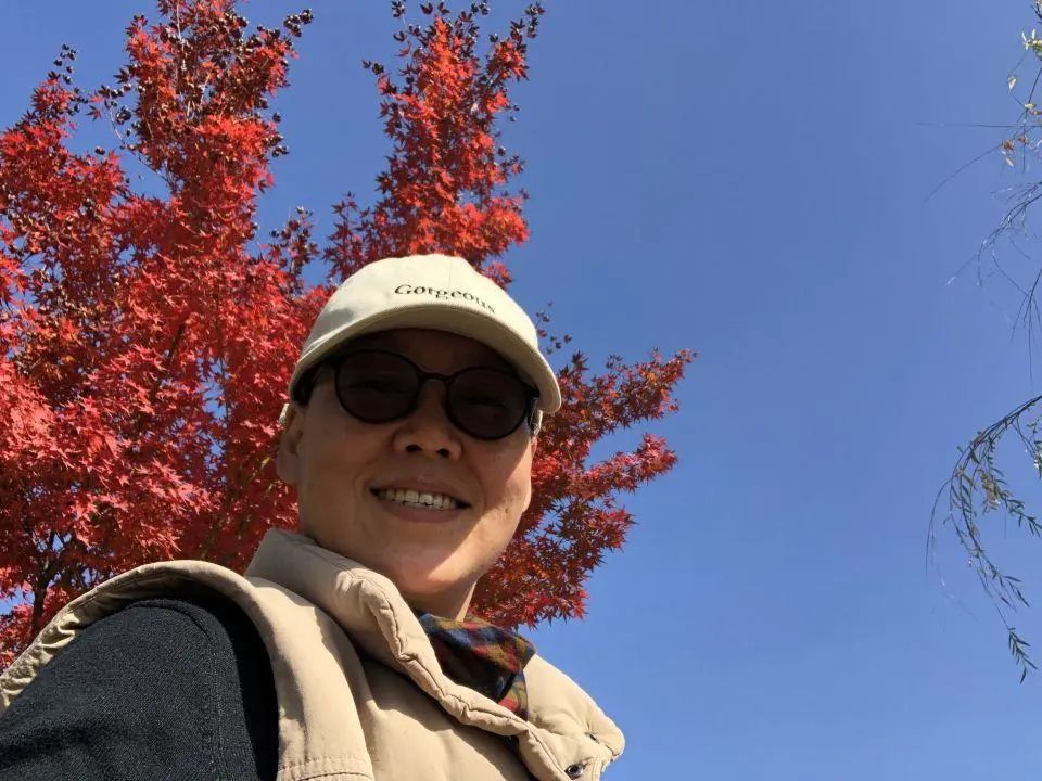 58歲的她，自駕房車旅居，一人兩犬，活成了自己喜歡的樣子