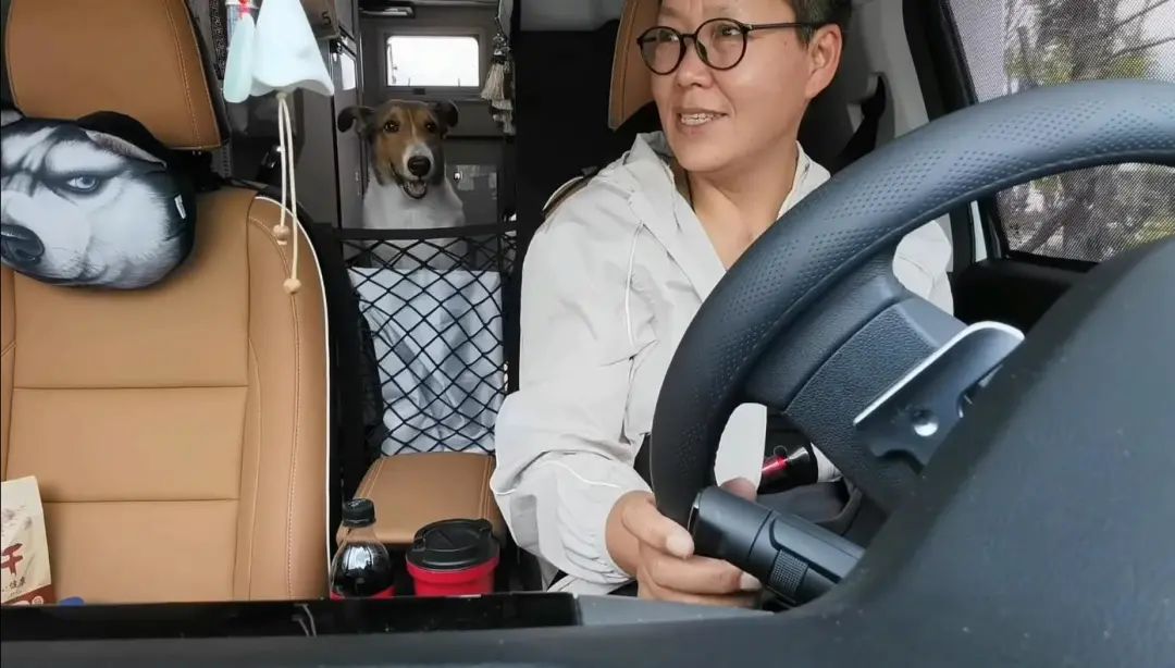 58歲的她，自駕房車旅居，一人兩犬，活成了自己喜歡的樣子