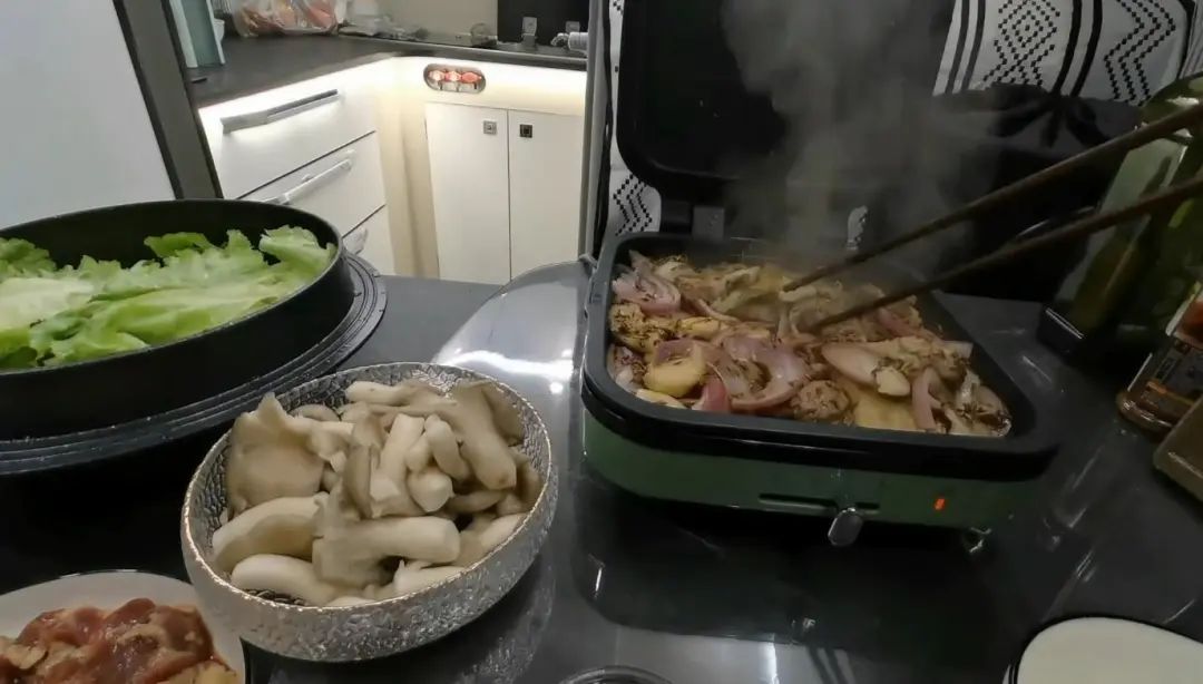 58歲的她，自駕房車旅居，一人兩犬，活成了自己喜歡的樣子