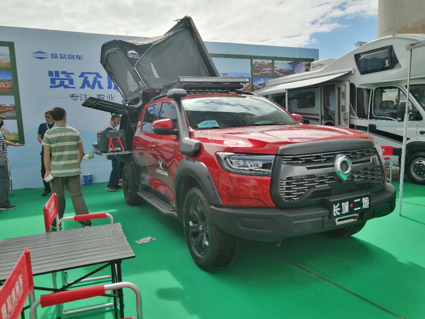 這個展會真的太熱鬧了，這么多人定房車